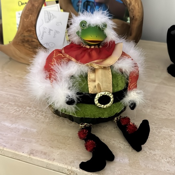 Holiday Christmas Frog in santa suit - Picture 3 of 3
